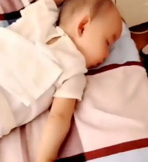 宝爸陪着龙凤胎睡觉,睡觉时画风强烈反差,妈妈看到后心疼儿子
