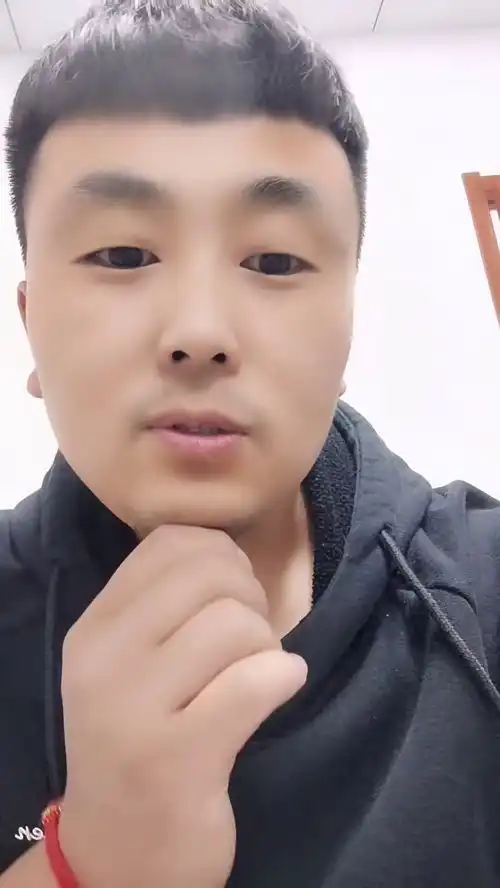 男人有点胡子比较成熟
