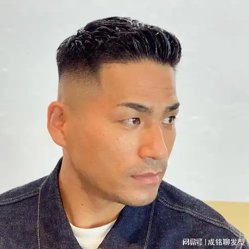 为何现在80后90后和00后的男士,都喜欢两边铲青的发型
