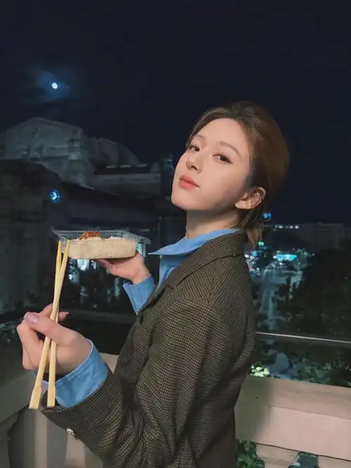 赵露思反差感拉满2套穿搭,西装衬衫很英伦,t恤长裤很日常
