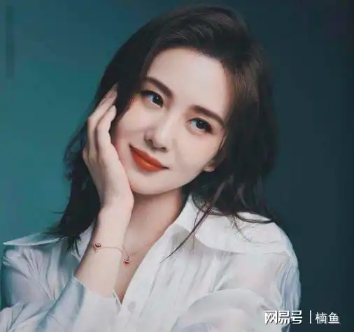 刘诗诗刘昊然合体拍广告,颜值气质原来这么搭,相差10岁却好甜
