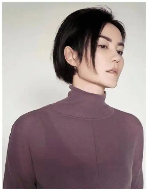 王菲旧照被扒,留男人短发配阴阳裙,看完才理解窦靖童
