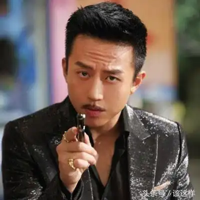 看看邓超这简单霸气的履历,你还觉得他是跑男中的逗比吗
