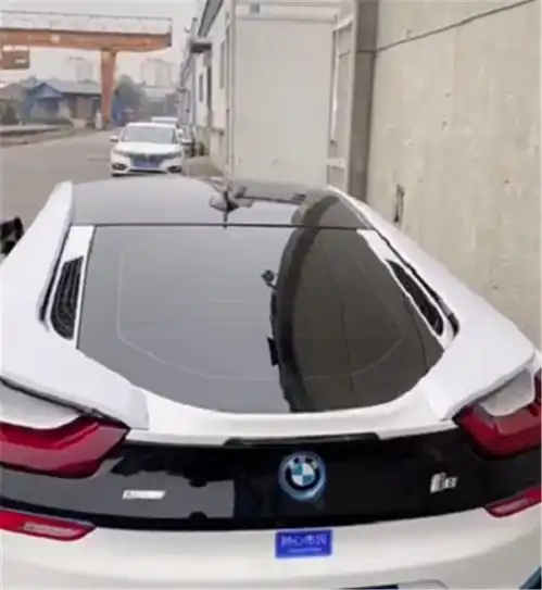 川a牌宝马i8,侧面贴哈啰出行,现场扫码可以开走

