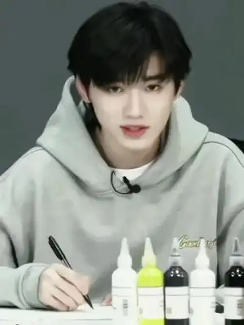 男友风宋亚轩灰卫衣帅哥
