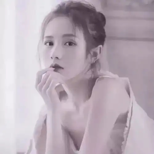 女生头像不管生活会不会变好
