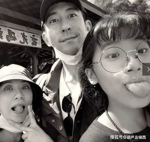 贾静雯一家5口坐游艇,咘咘波妞跪着看海,修杰楷不用带娃很轻松
