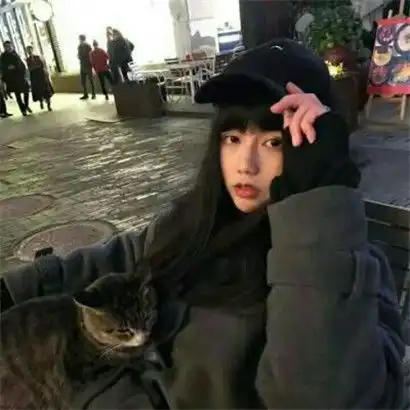 个性女生头像,有几张在海边的还有一张抱猫的
