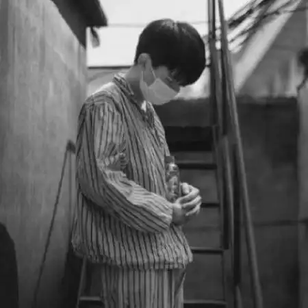 黑白头像男伤感颓废,春去夏又回只有一个人
