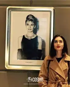 时髦办lilycollins巴黎拍新剧,我发现这个白雪公主有腹肌
