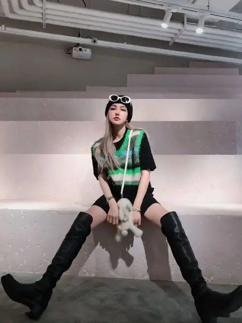 百万直男的共同女神腿长出屏幕看她穿球鞋真让人挪不开眼
