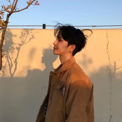 2019男生微信头像伤感忧郁的心里有故事的男人
