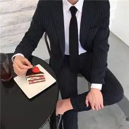 成熟稳重的男生陌陌头像高清大图我不喜欢说爱只喜欢谈钱
