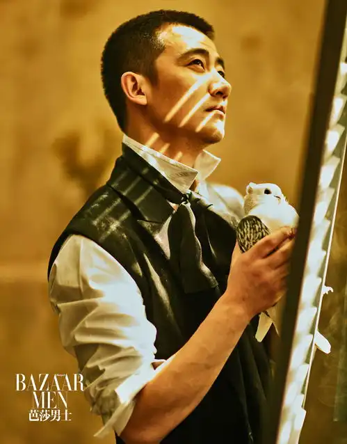 黄轩诗意再登芭莎男士油画质感大片翩然优雅
