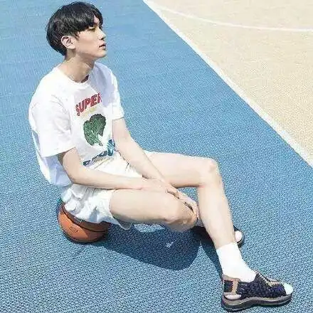 求一张高清壁纸要男生中分的那种
