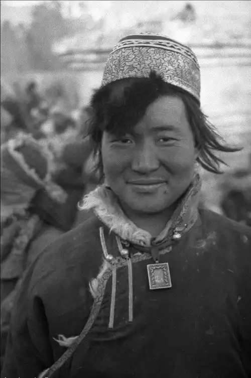 1932年青海藏族老照片少年喇嘛英俊淳朴,牧民大叔满脸沧桑
