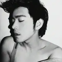 忧郁范儿十足的男生qq头像
