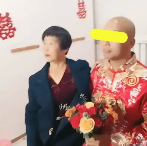 河南一男子做上门女婿,手拿捧花穿红装引争议,网友太羞人
