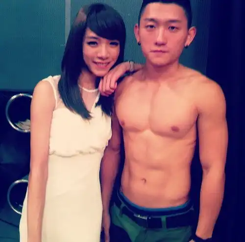 有人知道台湾那个伪娘kiwebaby吗
