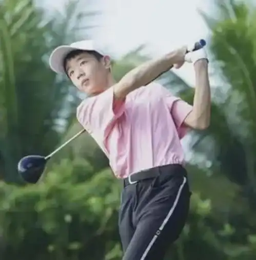 11岁奥莉代表香港参赛,网友盼李小鹏女儿为国争光,亲妈备受争议
