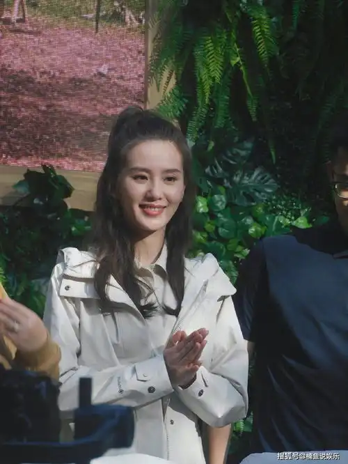 都说刘诗诗坐姿好霸气,其实是仙女下凡,生图比精修图还美
