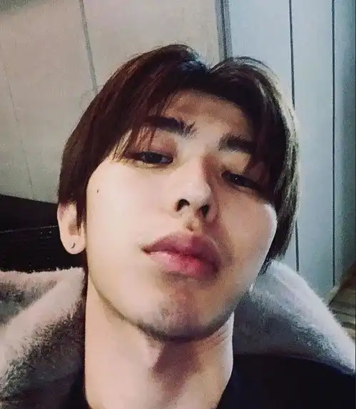 扫娘风暴后小鲜肉开始留胡子秀肌肉,是要走猛男路线了
