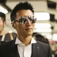 qq头像男生同一个人的
