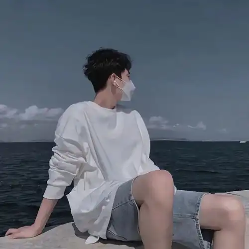 淡蓝,干净的头像
