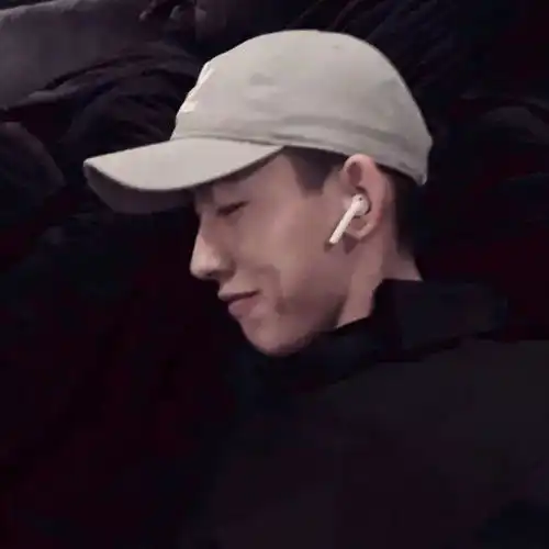 男生头像我的焦虑源于我过度的快乐
