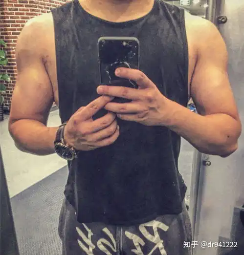 健身男人如何搭配穿衣
