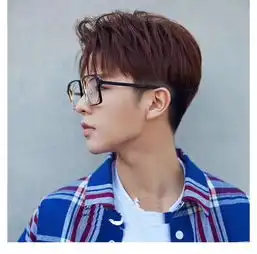 戴eighteeng眼镜的男生配上这样的发型,瞬间减龄10岁
