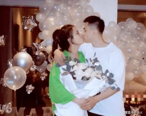 篮球名将赵继伟求婚成功,手捧鲜花亲密拥吻,女方身材高挑颜值高
