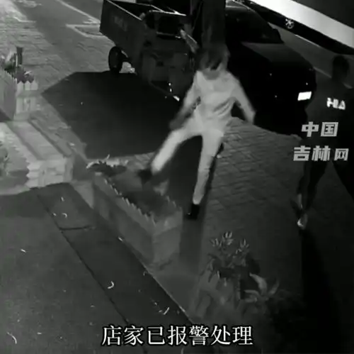 过路男子疑似醉酒,连续踹倒路边花坛
