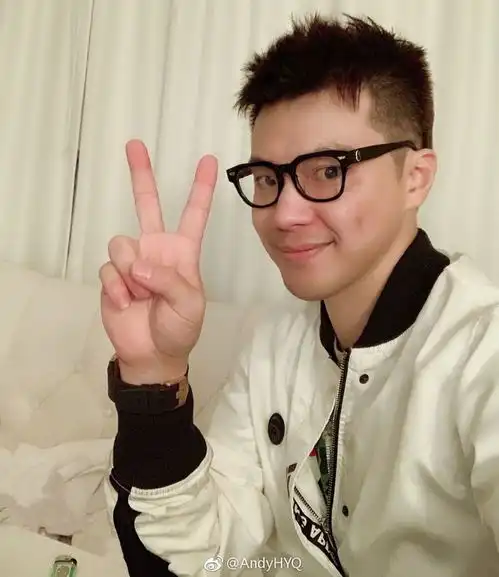 黄毅清实力雄厚小崔他上海的房子车子都抵押了,现在在美国逃命
