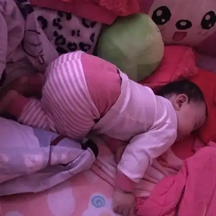 孩子突然改变睡姿,喜欢趴着,是脾胃的信号弹,家长别忽略
