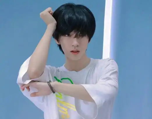 男护士神似tnt,正脸和侧脸分别像峻霖和亚轩,发型似刘耀文
