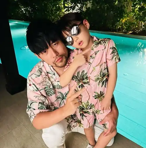昆凌陪孩子做披萨,2岁女儿动手能力强,7岁儿子帅气有型像周杰伦

