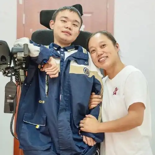 轮椅上的他高考成绩343分妈妈超出预期,很满意了
