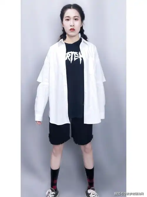 每个女孩衣橱都少不了一件男友风衬衫慵懒休闲又舒适
