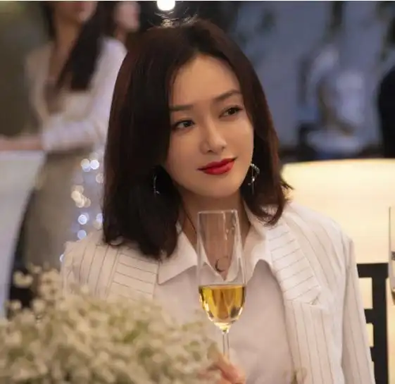 秦岚新剧太敢拍,揭露明星虚伪面,难怪她生完娃就回归跑男
