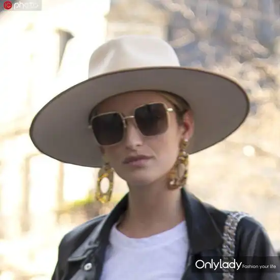 夏秋交集时穿衣难首饰帮你点睛配
