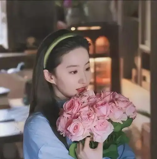 刘亦菲捧花照火到出圈,神仙姐姐变锦鲤体质,网友好运真的来了
