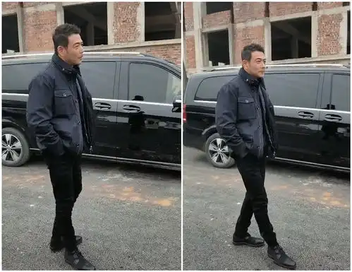 杨烁回老家和友人在路边聊天被拍本人跟电视上差距也太大了吧
