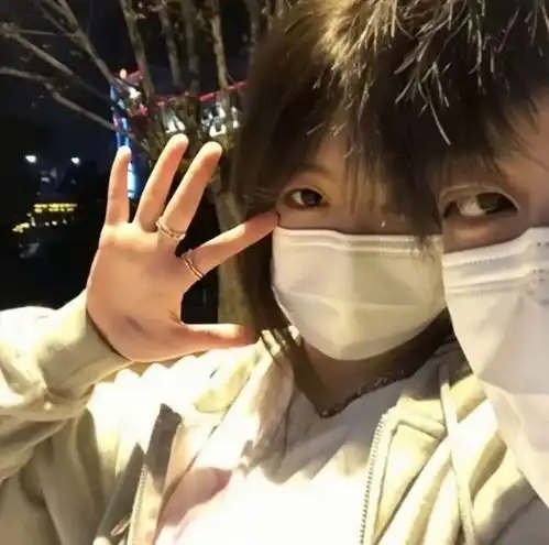 情侣头像爱与被爱同时发生才有意义
