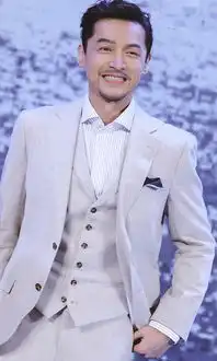 胡歌身穿浅色西装内搭条纹衬衫出席活动小胡须展现成熟男人气质
