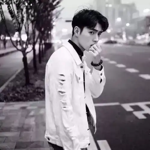 头像表面乐观开朗逗趣内心丧到一败涂地
