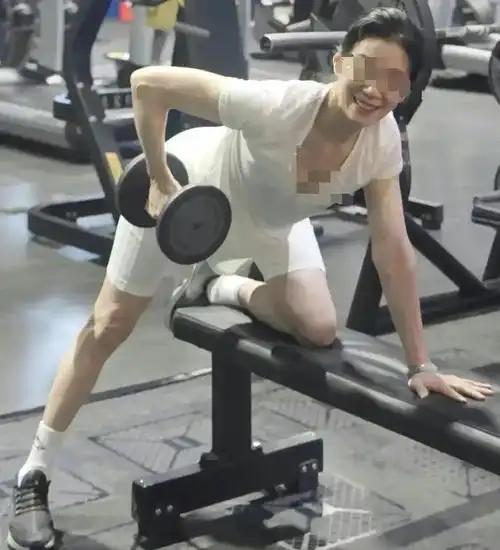 成都50岁大妈嫁30岁小伙,名下多套房产,想通过手术为小伙生孩子
