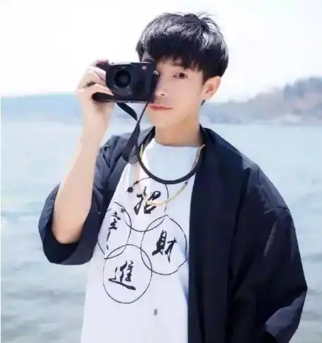 这几种男生小时候超级丑,可是长大了都慢慢变成了帅气的小哥哥
