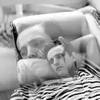 花遮脸女生头像手绘
