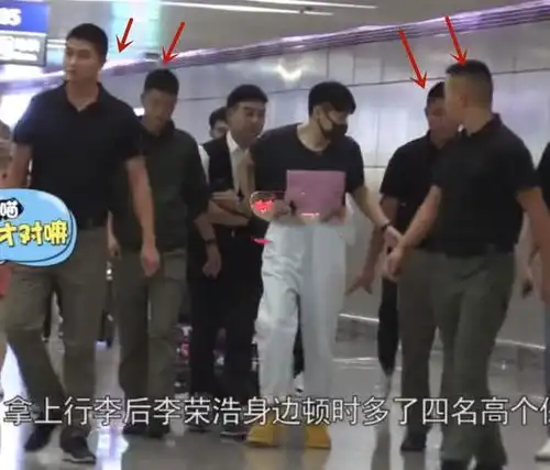 某男星机场雇保安组人墙,粉丝却寥寥无几,保镖自己都笑了
